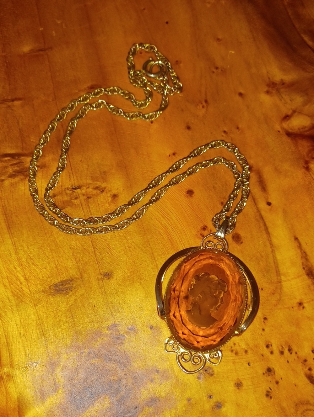 Vintage 1970s Reverse Carved Amber Glass Intaglio Cameo Pendant Necklace